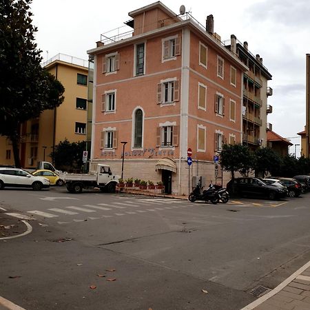 Piccolo Hotel Holiday Center Finale Ligure Exterior photo