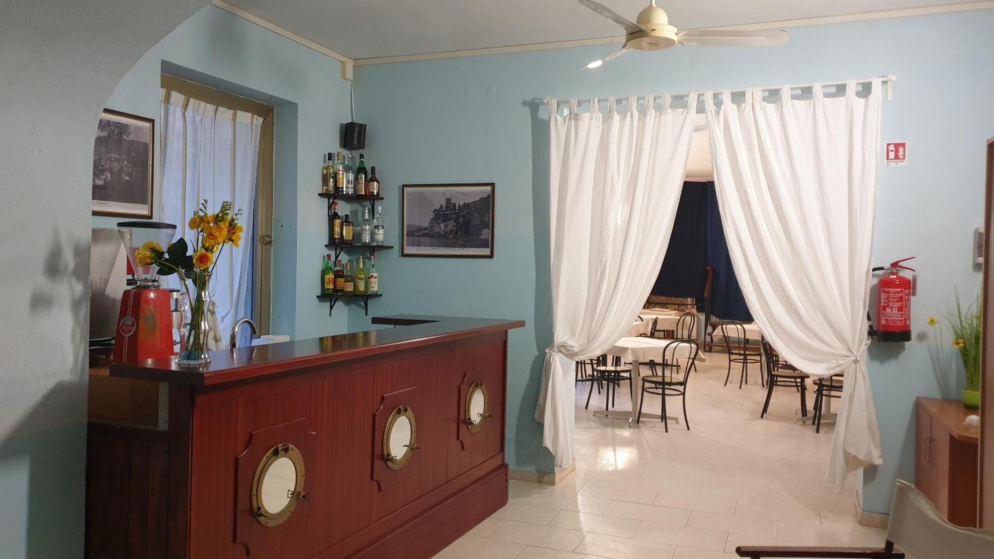 Piccolo Hotel Holiday Center Finale Ligure Exterior photo
