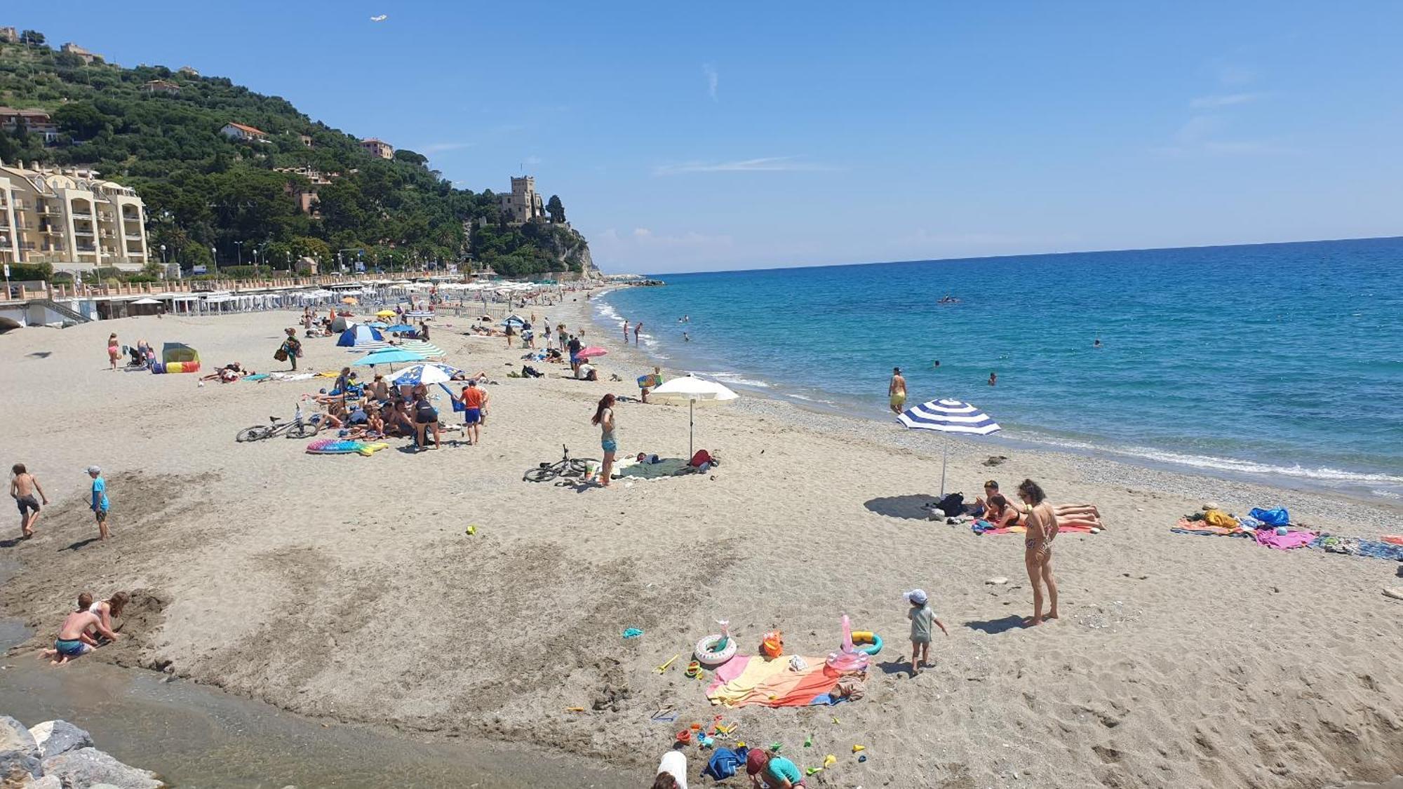 Piccolo Hotel Holiday Center Finale Ligure Exterior photo